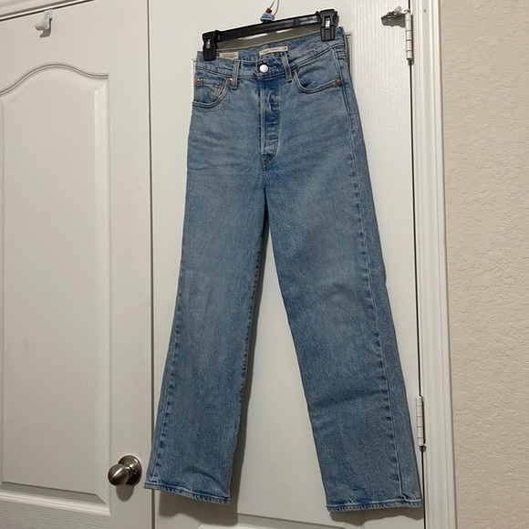 Levi’s Ribcage Straight Buttonfly Leg Jeans. Like new. Size 26. - Picture 1 of 4